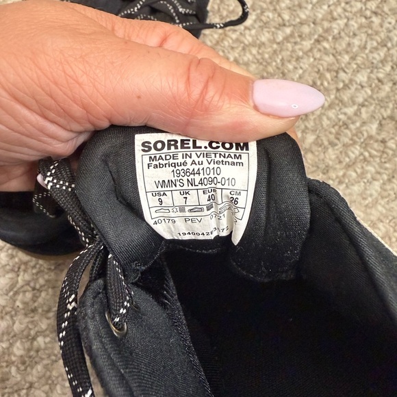 Sorel Out N About Sneakers. Waterproof. Black & Tan. Laces. Size 9 - Picture 8 of 8